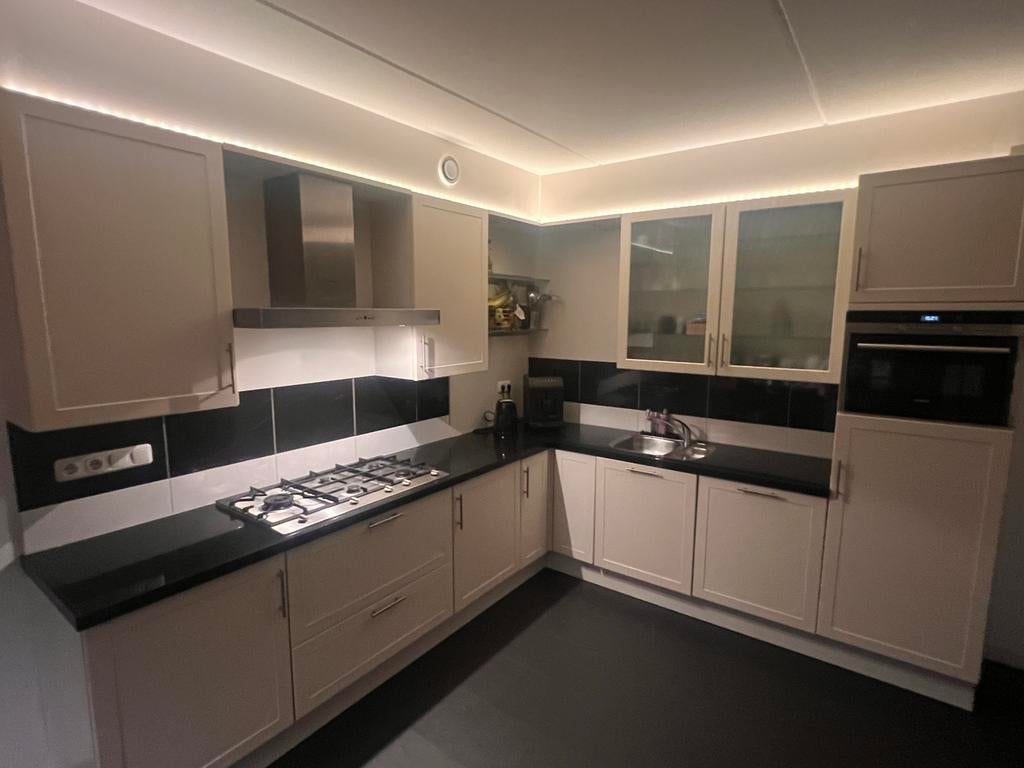 Keuken, Huis en Inrichting, Keuken | Complete keukens, Gebruikt, Hoekkeuken, Crème, Graniet of Steen, Ophalen