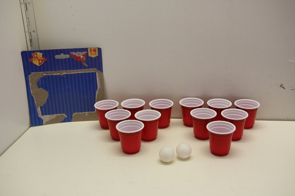Bier Pong set compleet met 12 rode bekers. Klein model., Een of twee spelers, Ophalen of Verzenden, Zo goed als nieuw