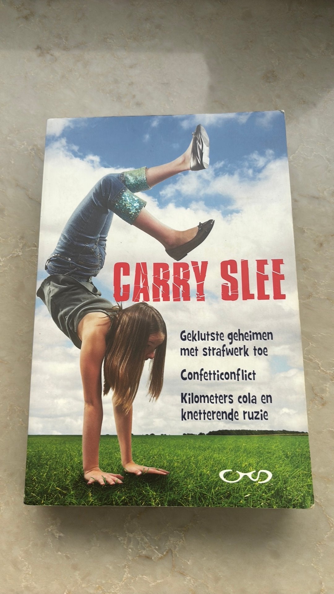 Geklutste geheimen met strafwerk toe; confetticonflict; kilo, Ophalen of Verzenden, Zo goed als nieuw, Carry Slee