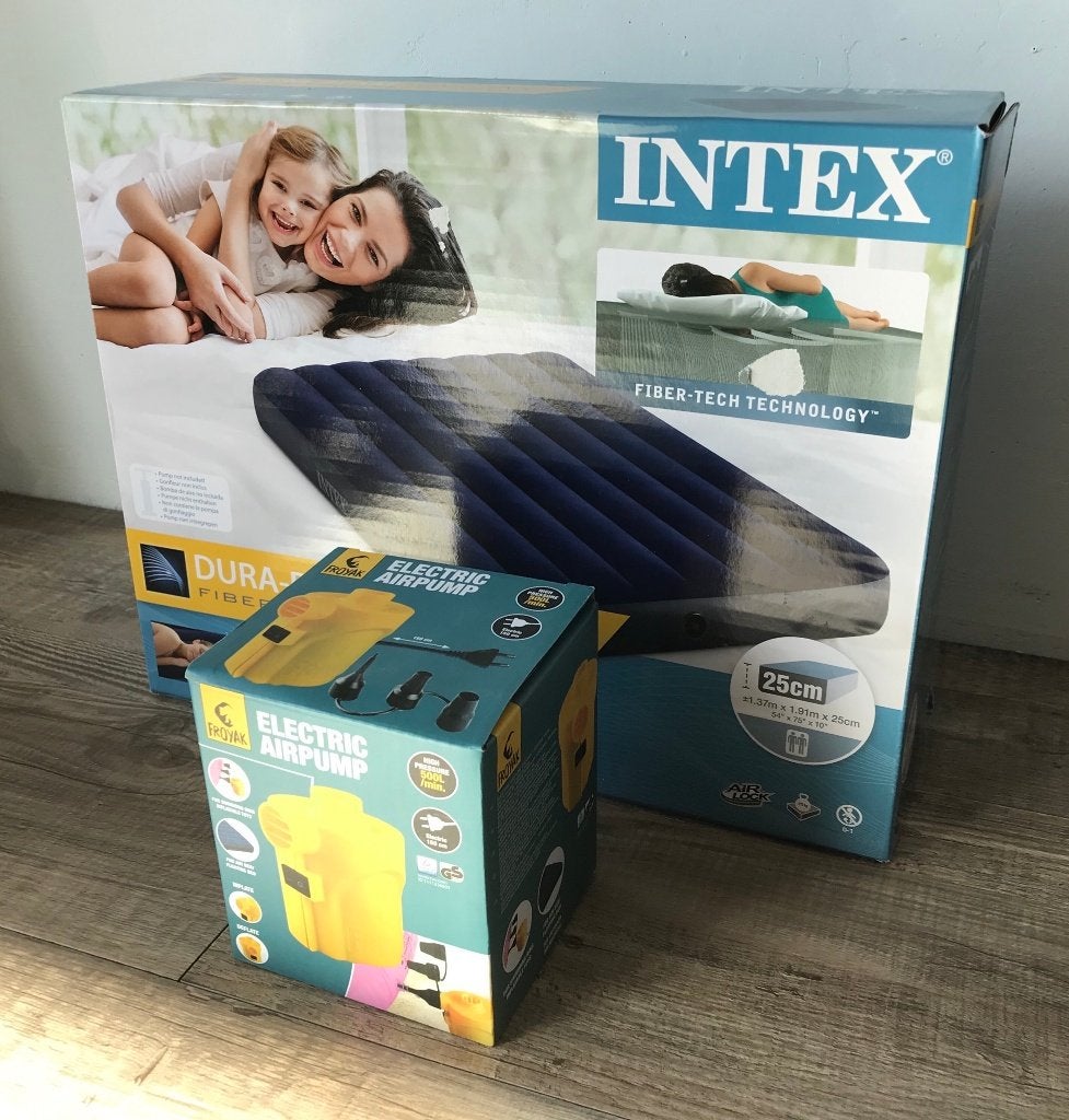 Intex Luchtbed 1-persoons met elektrische pomp - Nieuw!, Caravans en Kamperen, Ophalen of Verzenden, Ingebouwde pomp, Nieuw, 1-persoons