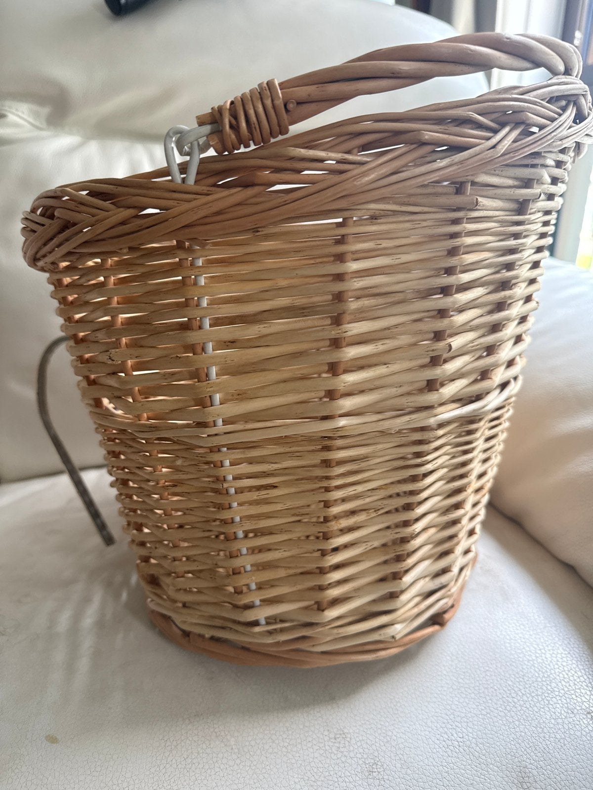 Vintage Rotan Fietsmand met Handvat & Metalen Haken, Fietsen en Brommers, Ophalen of Verzenden, Gebruikt, Fietsmand, Stuurbevestiging