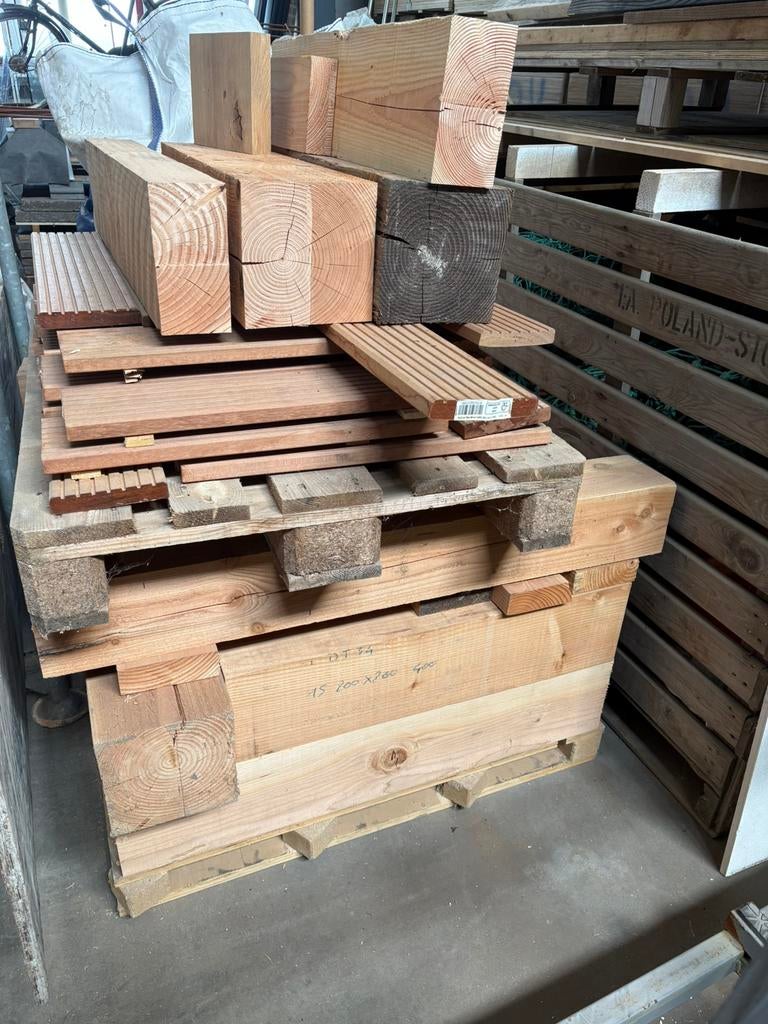 Douglas blokken 200x200, Ophalen, Minder dan 25 mm, Zo goed als nieuw, Pallet