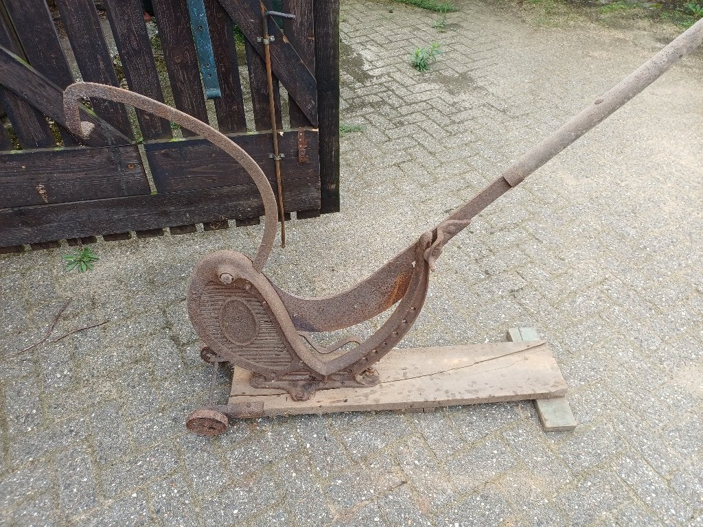 Antieke strosnijder, Ophalen