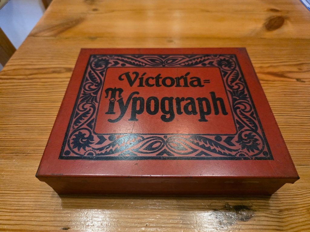 Victoria Typograph stempeldoos/blik Victoria blik, Ophalen of Verzenden