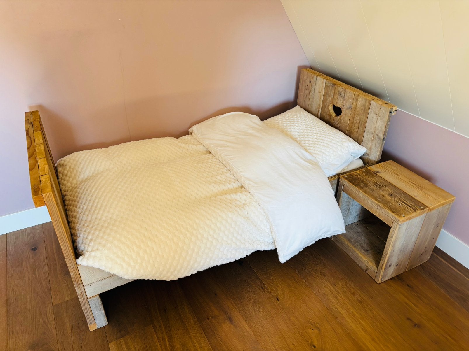 Houten kinder/peuter/kleuterbed 70x160cm incl nachtkastje, 70 tot 85 cm, 140 tot 160 cm, Zo goed als nieuw, Ophalen