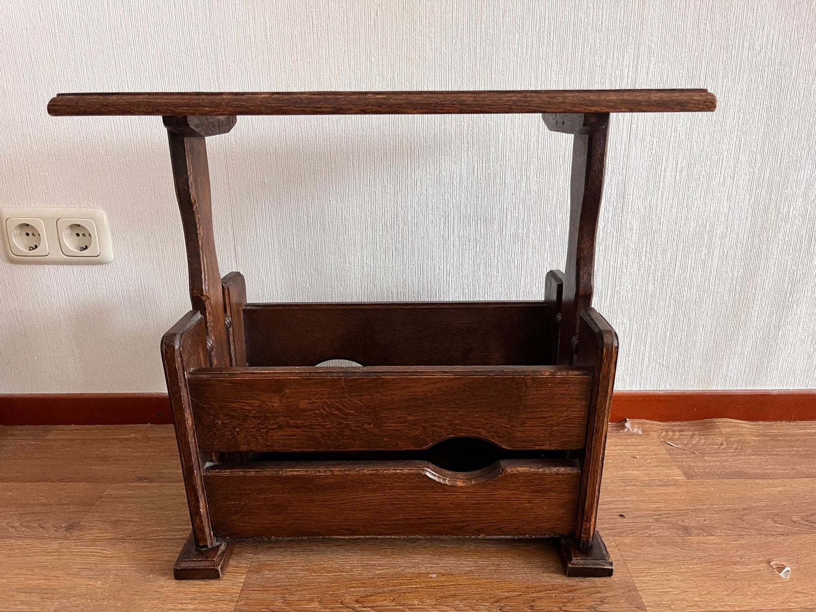 Donker eiken vintage lectuurbak, Huis en Inrichting, Woonaccessoires | Krantenbakken en Lectuurbakken, Ophalen of Verzenden, Zo goed als nieuw