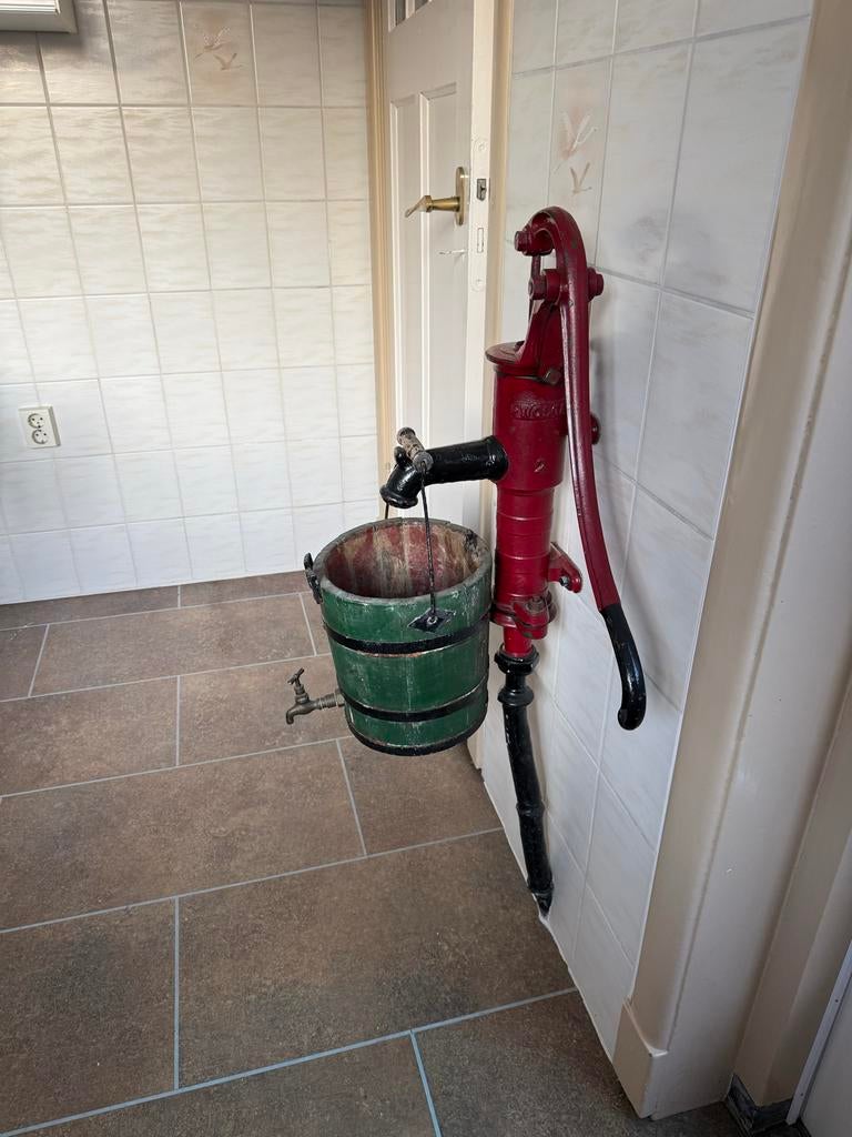 Originele waterpomp met houten emmer, Ophalen