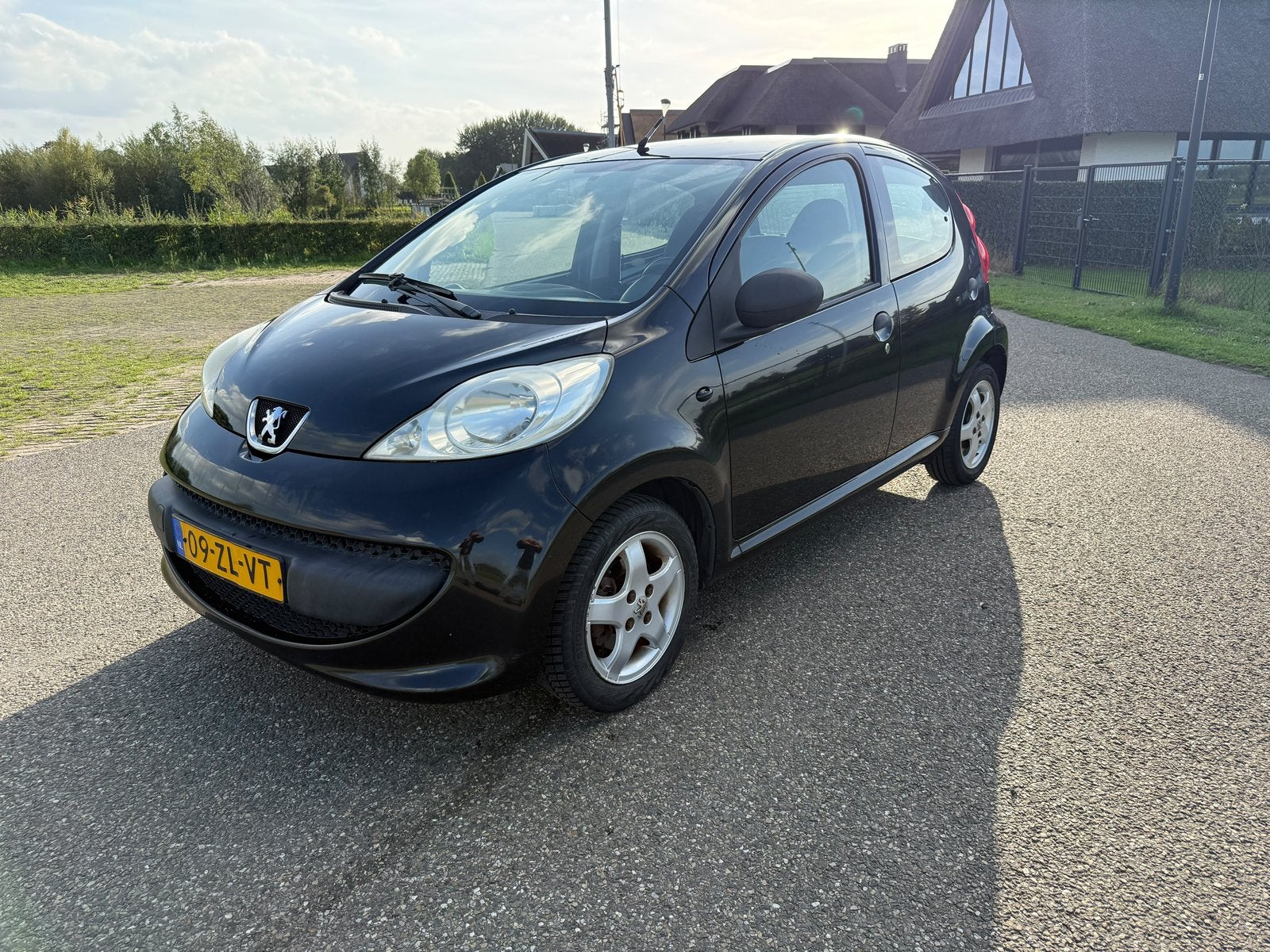 Peugeot 107 XR 1.0 5-Deurs dealer onderhouden    apk NL auto, Voorwielaandrijving, Stof, Zwart, Handgeschakeld
