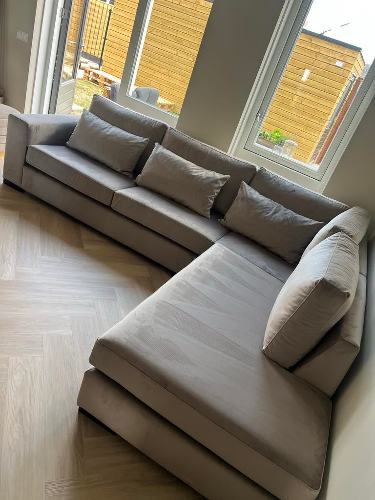 Nieuwe luxe taupe hoekbank - te groot voor nieuw huis, Ophalen, Zo goed als nieuw