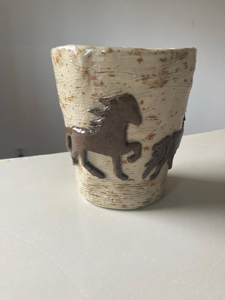 Handgemaakte keramische vaas met ijslandse paardenreliëf, Overige kleuren, Aardewerk of Porselein, Nieuw, Ophalen of Verzenden