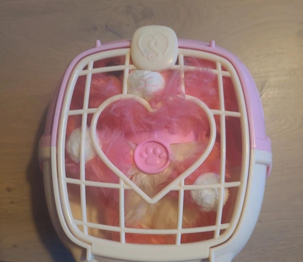 Draagbaar hok met roze konijn en kleedje, Kinderen en Baby's, Speelgoed | Knuffels en Pluche, Gebruikt, Konijn, Roze, Met kleding of accessoire