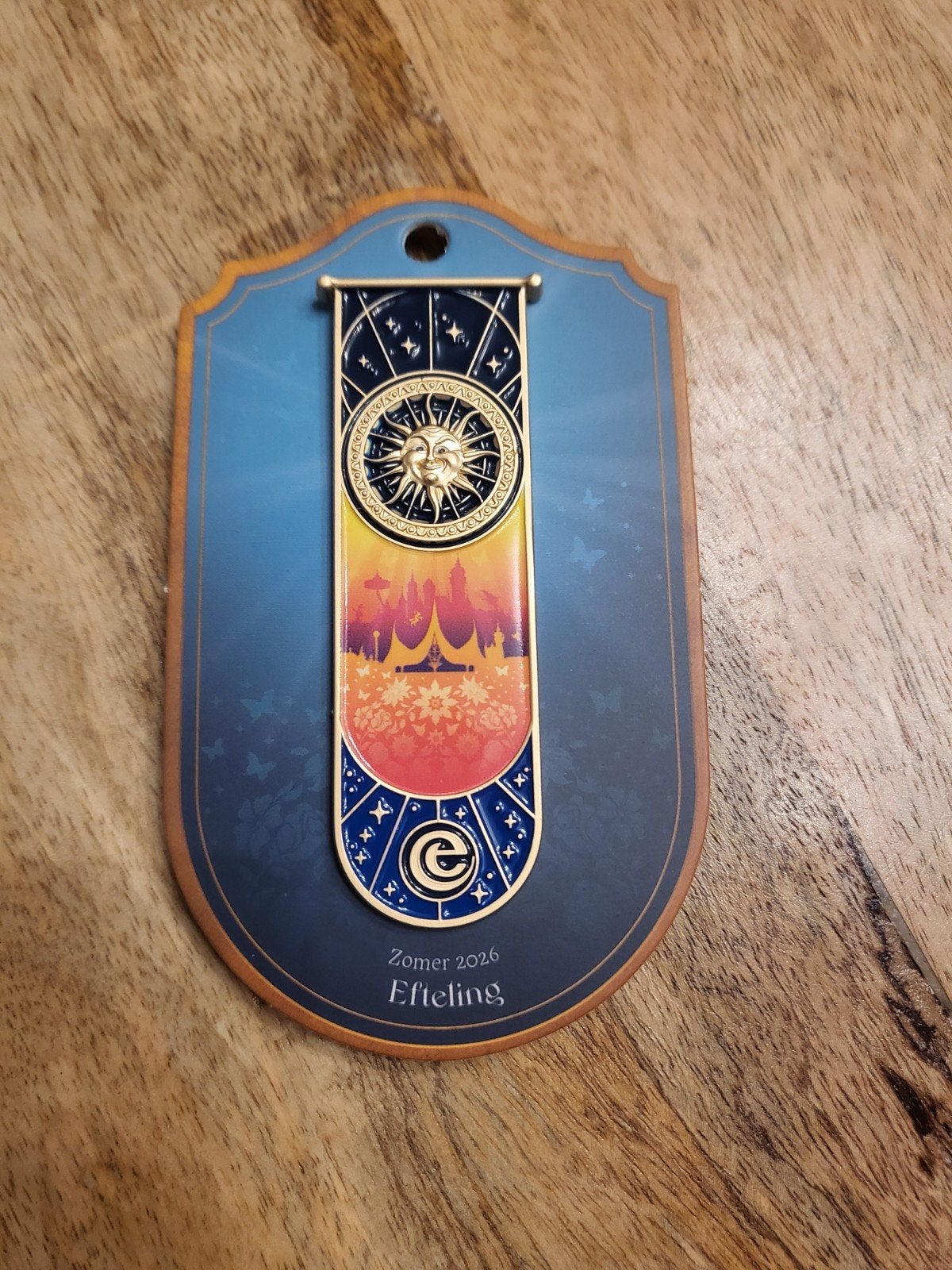 efteling pin  de 5e, Ophalen of Verzenden, Nieuw, Button of Speldje