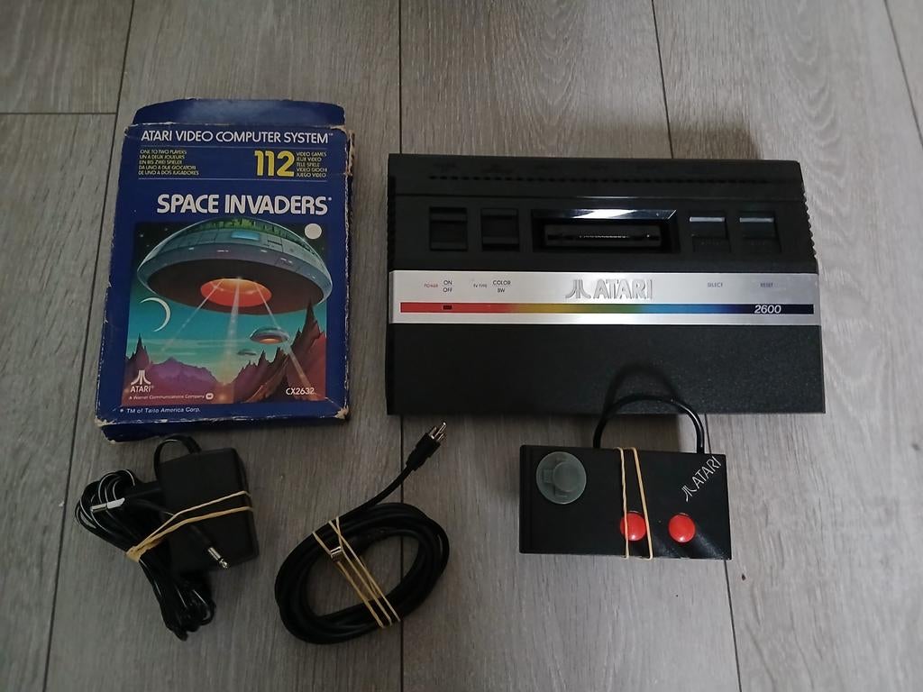 Atari 2600 met spel space invaders en controller, Spelcomputers en Games, Spelcomputers | Atari, Ophalen of Verzenden, Gebruikt