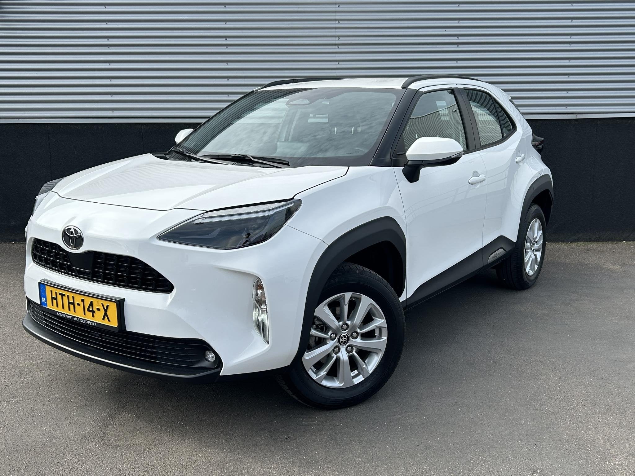 Toyota Yaris Cross 1.5 Hybrid 115 Active 3x div. kleuren bes, Auto's, Stof, Gebruikt, 1165 kg, 116 pk
