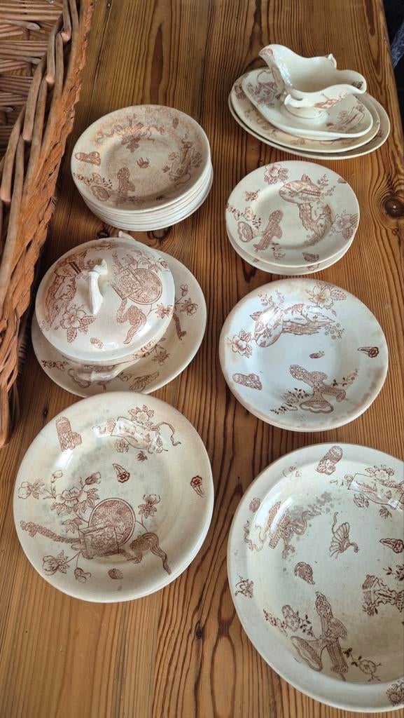 Antiek beboterd kinder servies met bruine print, Antiek en Kunst, Antiek | Servies los, Ophalen of Verzenden