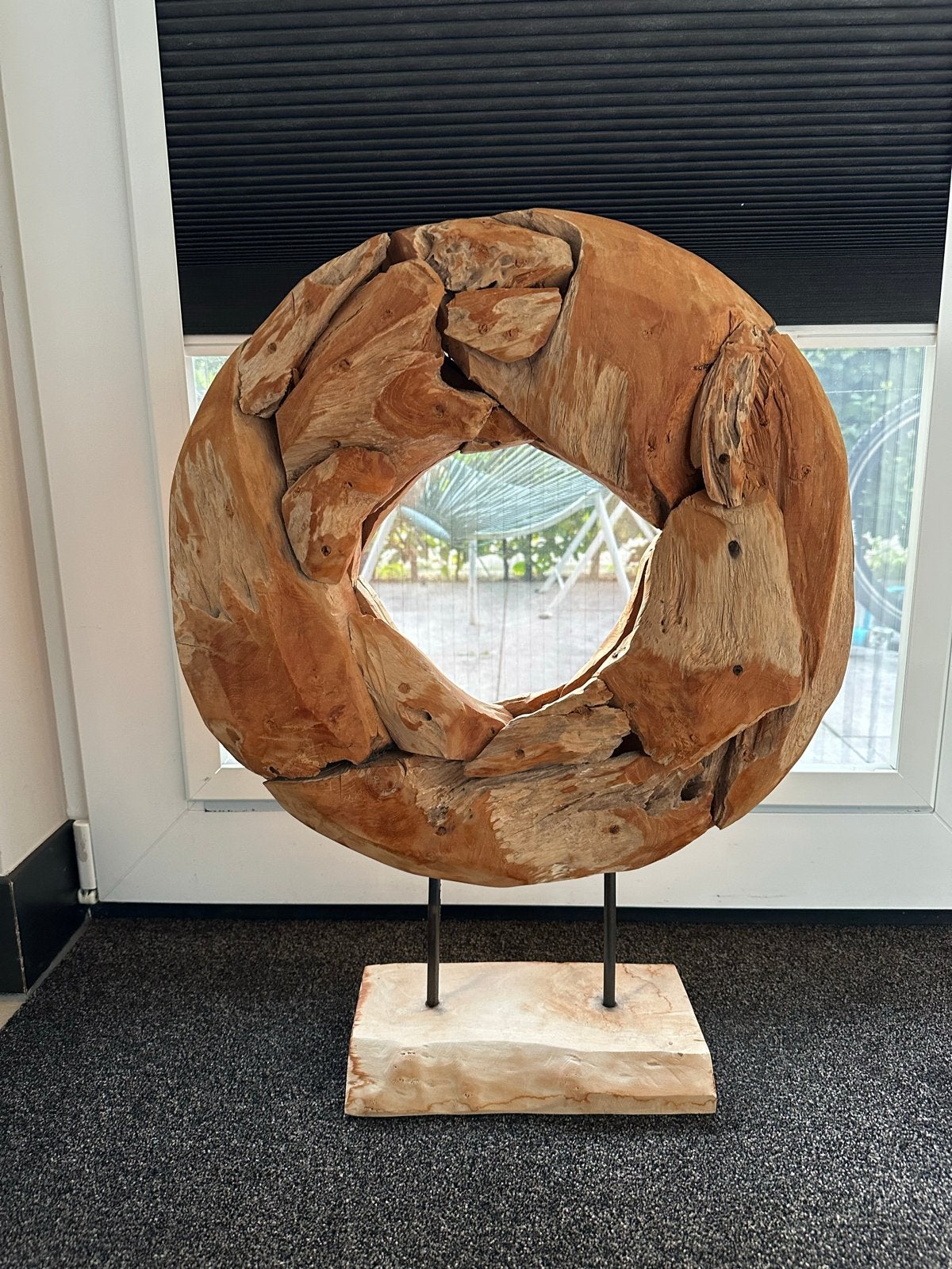 Teak sculptuur op standaard, Antiek en Kunst, Ophalen, Handgemaakt, 20 - 50 cm, Beeld