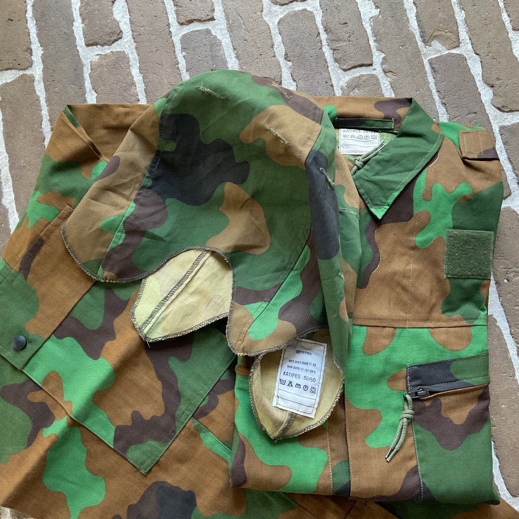 Jungle uniform 1993 inclusief M53 helmcover 3-delig, Verzamelen, Militaria | Algemeen, Verzenden, Landmacht, Nederland, Kleding of Schoenen