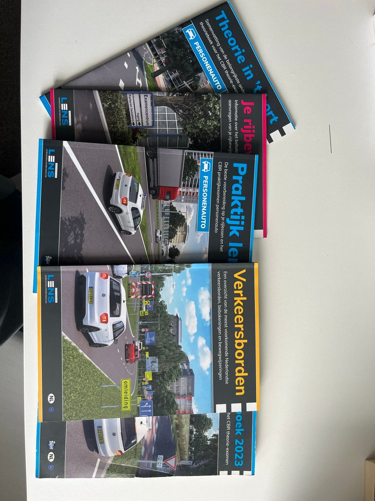 Rijbewijs B theorieboeken set 2023 - LENS Verkeersleermiddel, Ophalen of Verzenden, Zo goed als nieuw, Overige niveaus