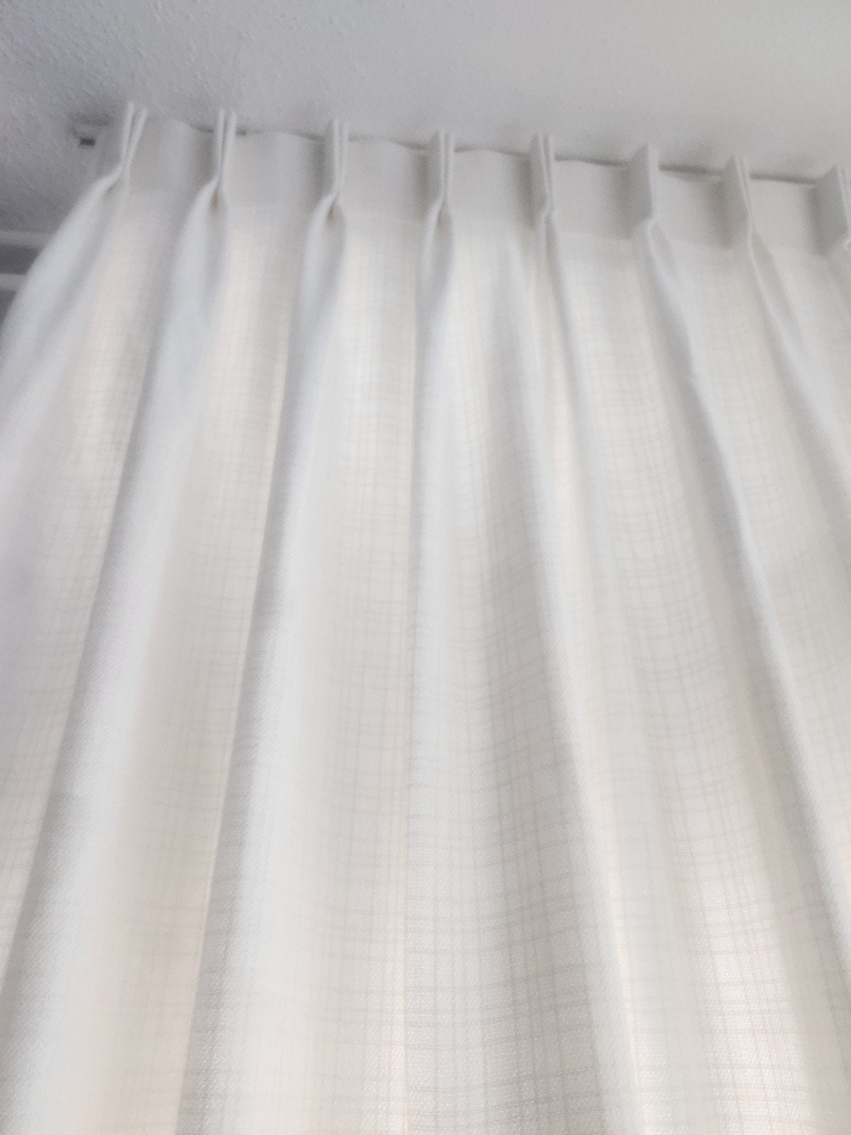 Nieuwstaat! Lichtdoorlatende gordijnen met plooiafwerking, Huis en Inrichting, Stoffering | Gordijnen en Lamellen, 226 cm, Overige merken