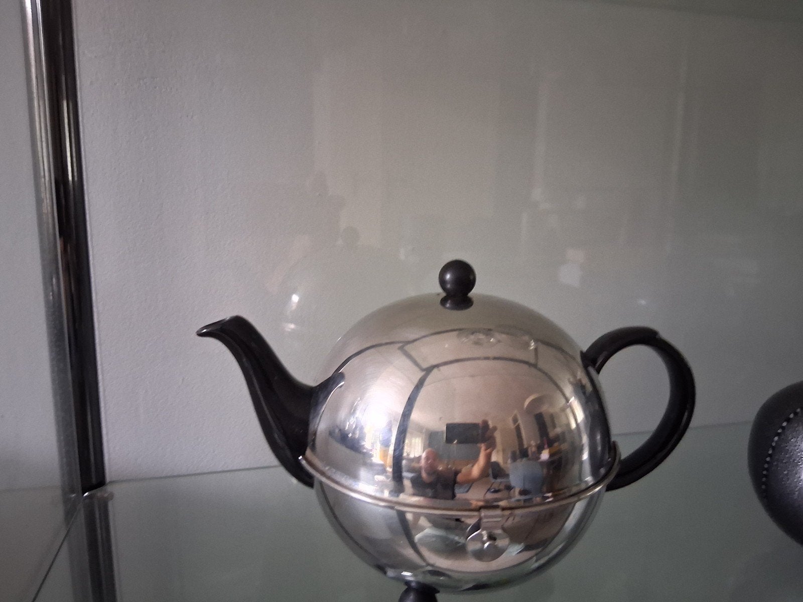 Alessi theepot, Ophalen