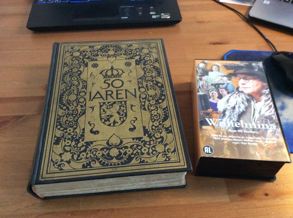 50 Jaren Officieel gedenkboek Wilhelmina boek 1948 + VHS, Ophalen of Verzenden, Gelezen