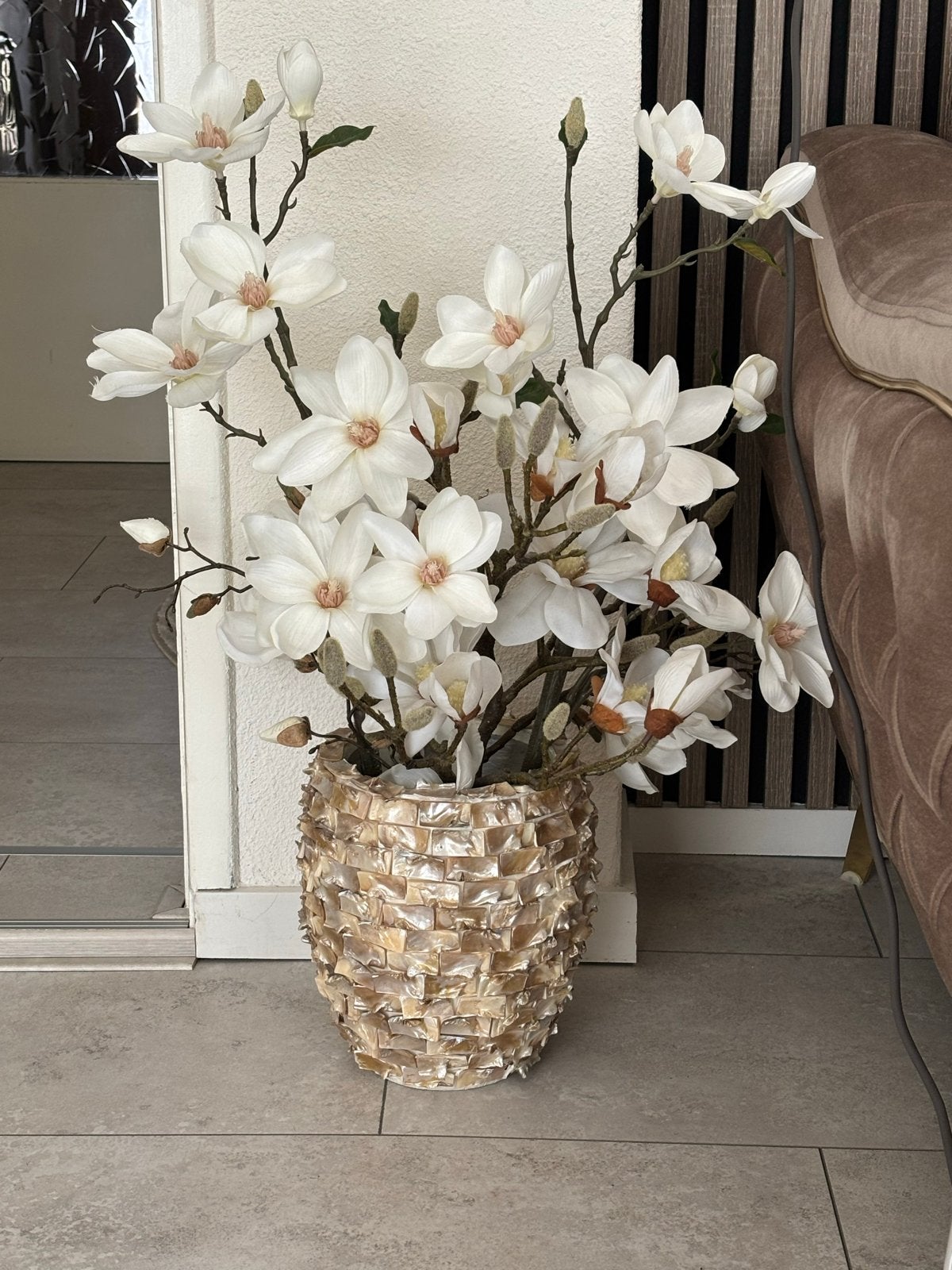 Schelpen vaas met bloemen, Huis en Inrichting, Woonaccessoires | Vazen, Ophalen, Gebruikt, Beige, Natuurlijk materiaal