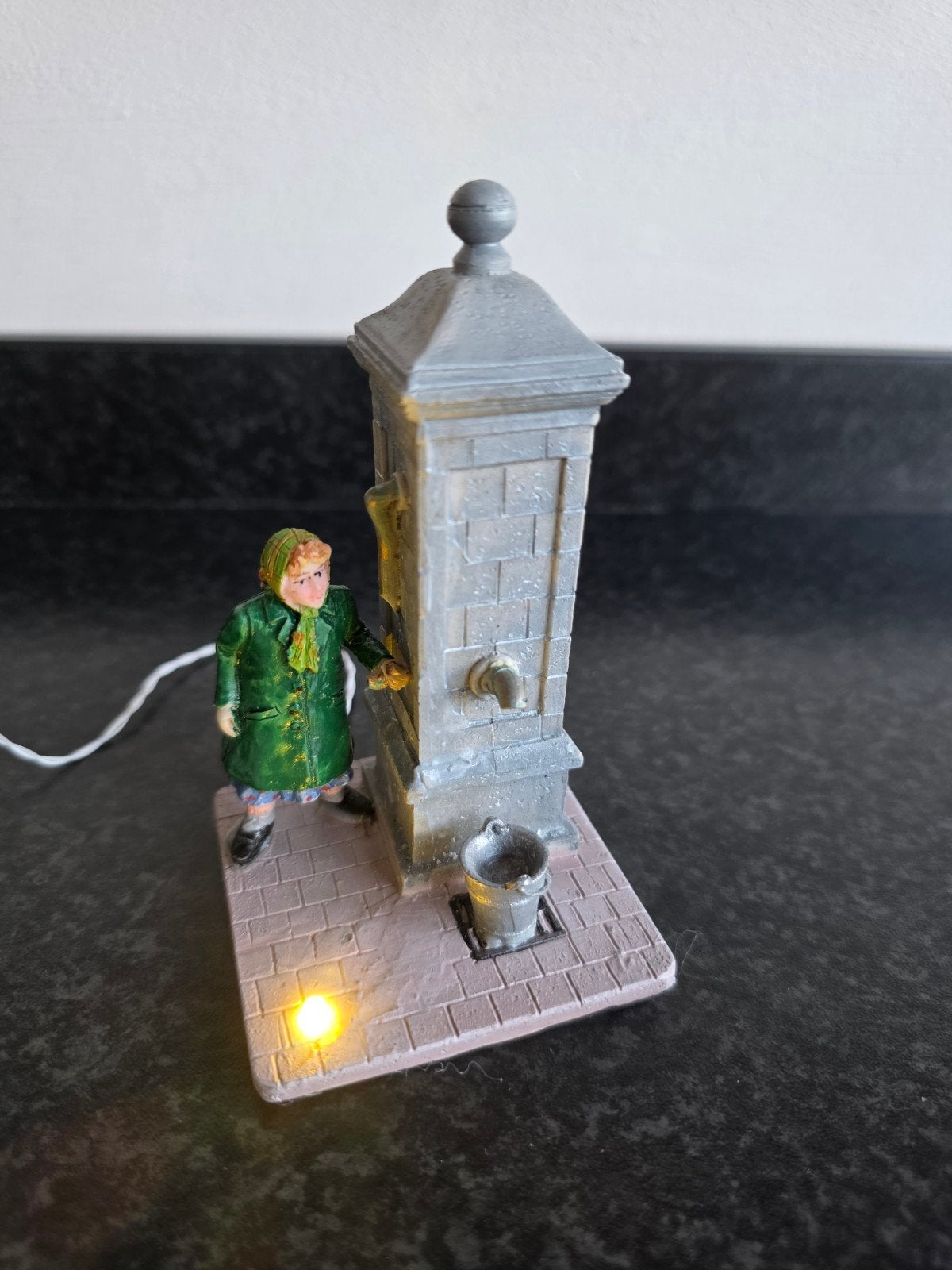 Intratuin de Brink kerstdorp figuur licht waterpomp, Ophalen, Gebruikt