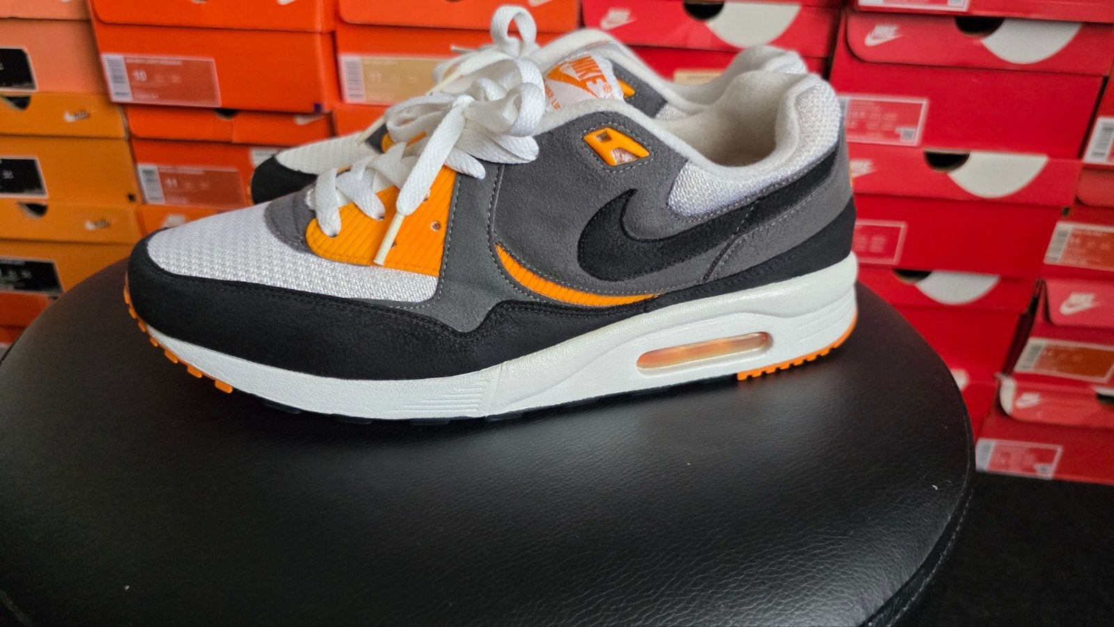 Nike Air Max Light  White/Black-Gold Amber" maat 45, Kleding | Heren, Schoenen, Ophalen of Verzenden, Nieuw, Overige kleuren