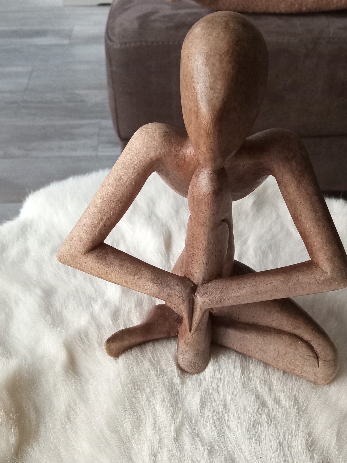 Vintage houten beeld, 20 cm hoog, zittende figuur, Antiek en Kunst, Ophalen of Verzenden