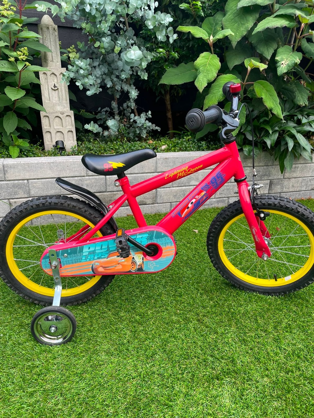 Kinderfiets 16 inch - Cars Lightning McQueen, Fietsen en Brommers, Fietsen | Kinderfietsjes, Ophalen, Zijwieltjes, Velgrem, 16 tot 20 inch