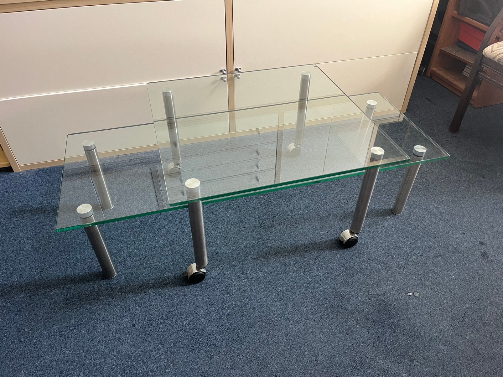 Glazen salontafel met wielen - Modern en flexibel, Huis en Inrichting, Tafels | Bijzettafels, Ophalen, Minder dan 45 cm, 75 cm of meer