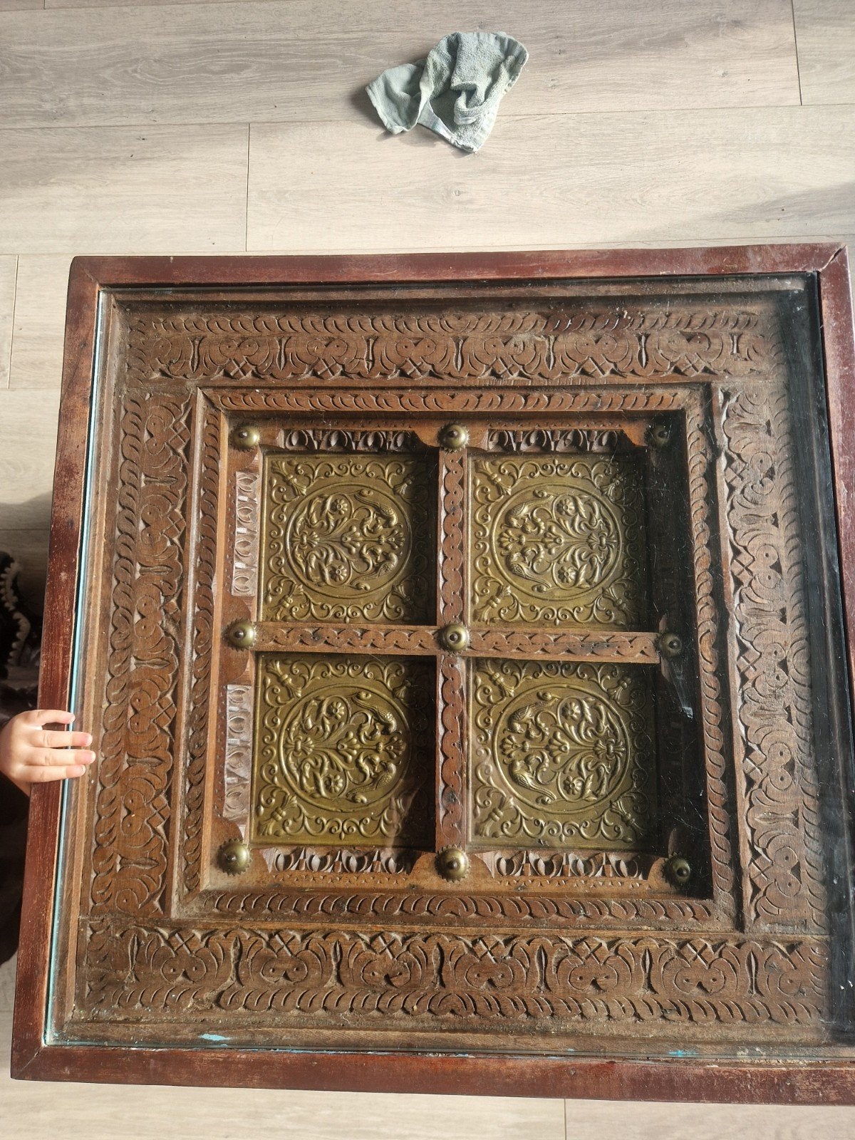 Unieke Indische salontafel met houtsnijwerk en messing, Ophalen