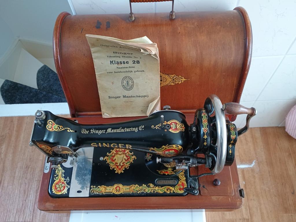 Antieke Singer hand naaimachine met orginele tafel, Ophalen