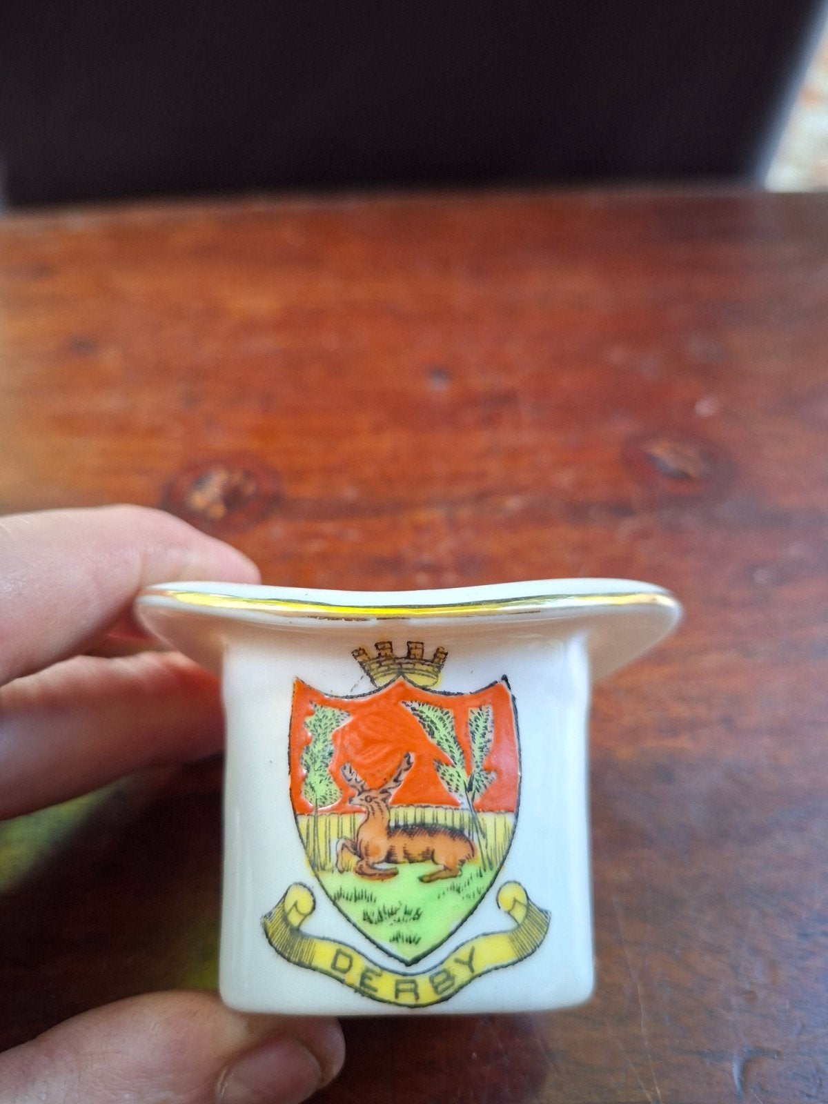 Antieke porseleinen miniatuur hoedje 'Derby', Ophalen of Verzenden