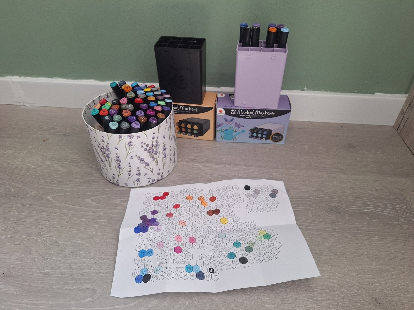 Decotime set alcohol markers met houders en kleurenkaart, Hobby en Vrije tijd, Ophalen of Verzenden, Gebruikt, Potlood of Stift