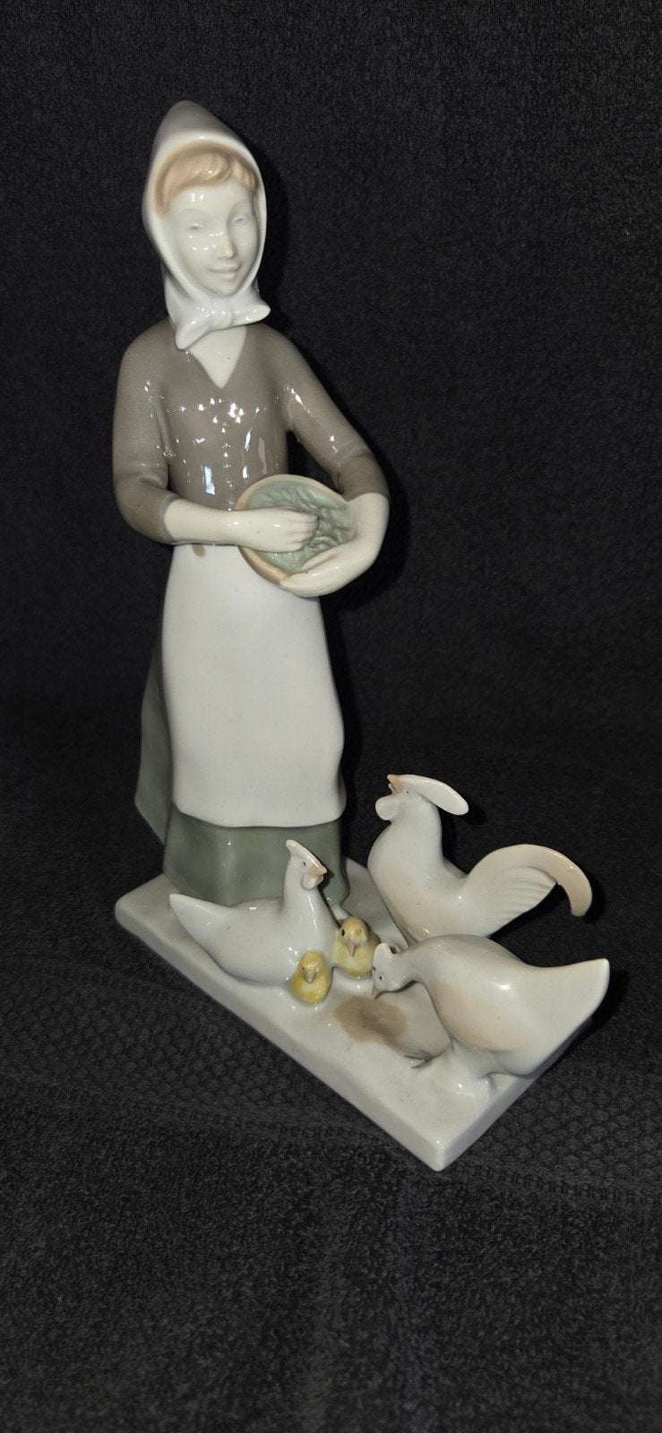 Lladro/Nao beeldje: Boerenmeisje met kippen, Verzamelen, Ophalen of Verzenden, Zo goed als nieuw, Mens