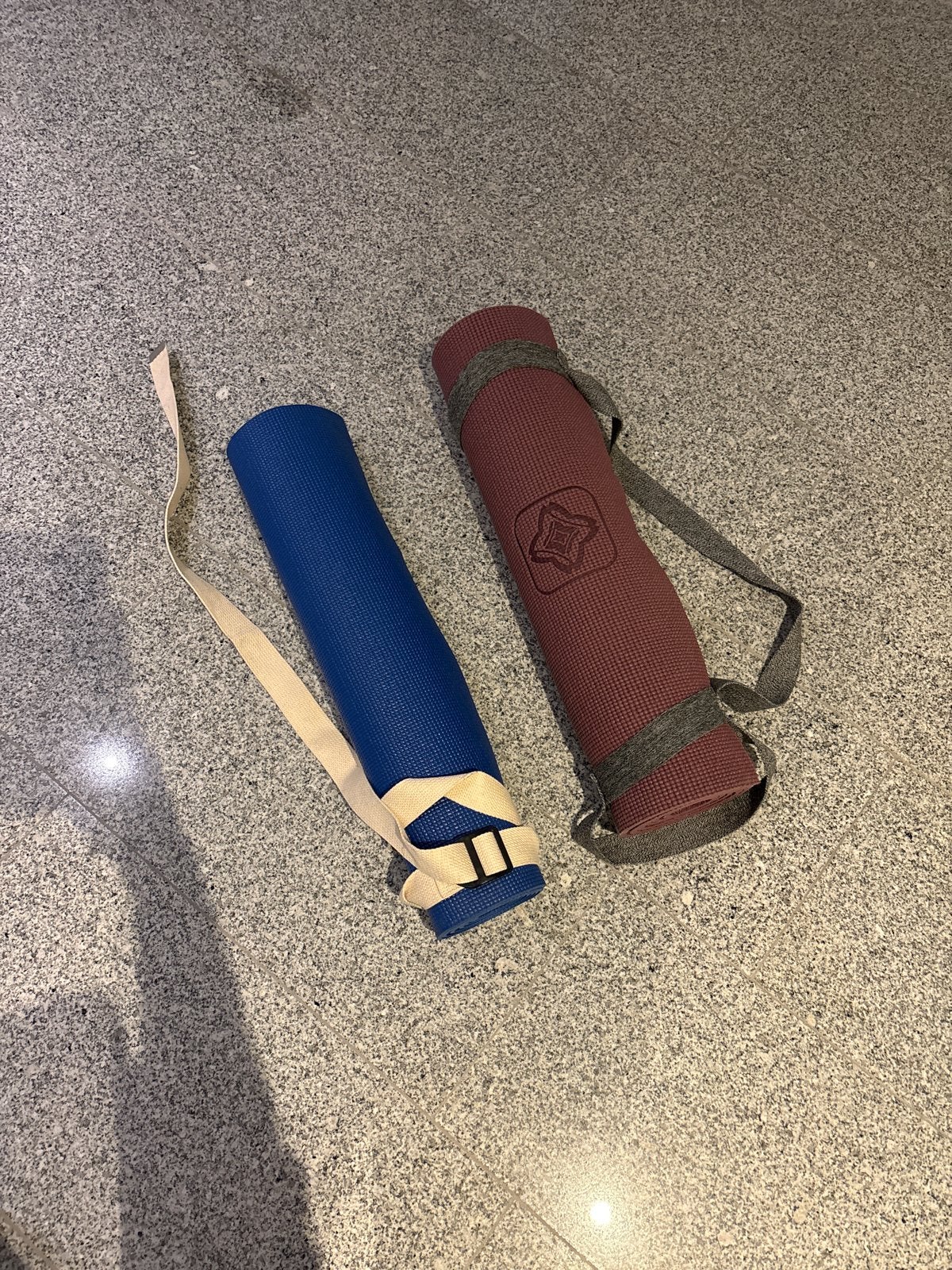Twee Yogamatten met Draagbanden - Blauw en Bordeauxrood, Ophalen of Verzenden, Gebruikt, Yogamat