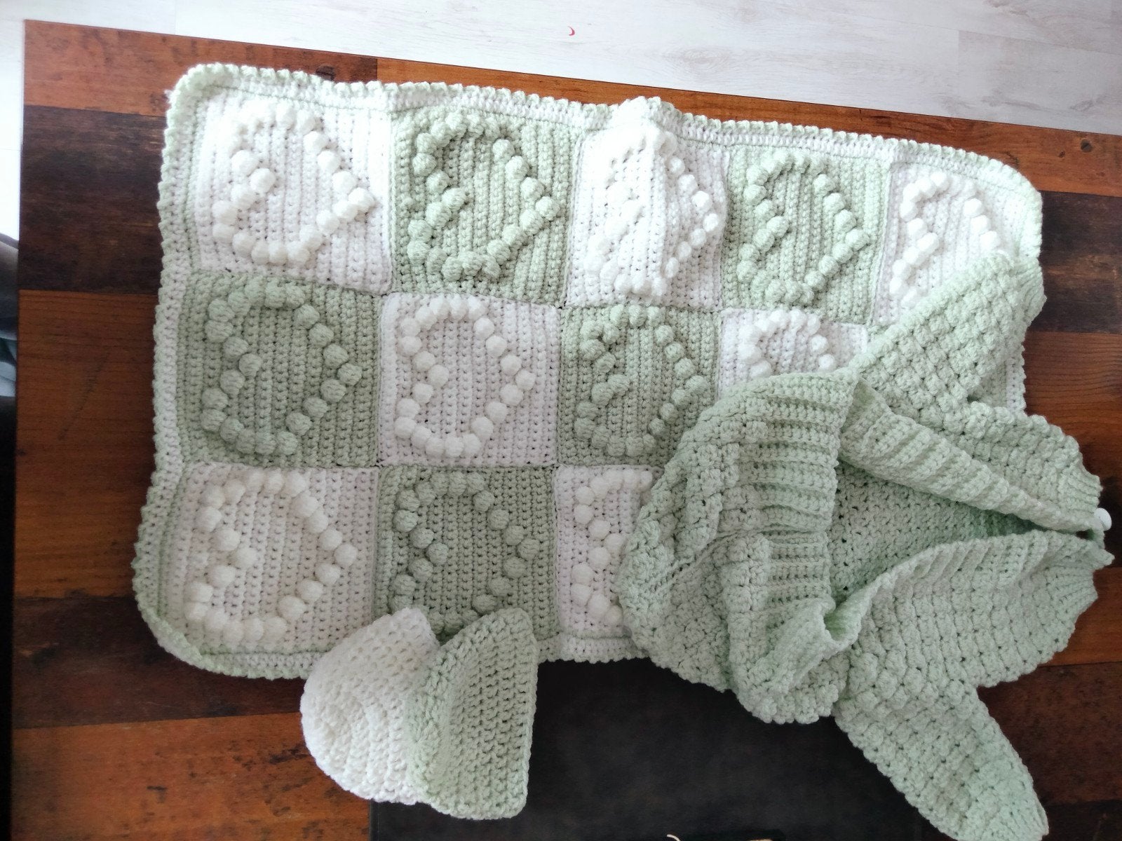 Mintgroen/wit gehaakte baby set: deken, vestje & mutsjes, Meerkleurig, Deken, Nieuw, Handgemaakt
