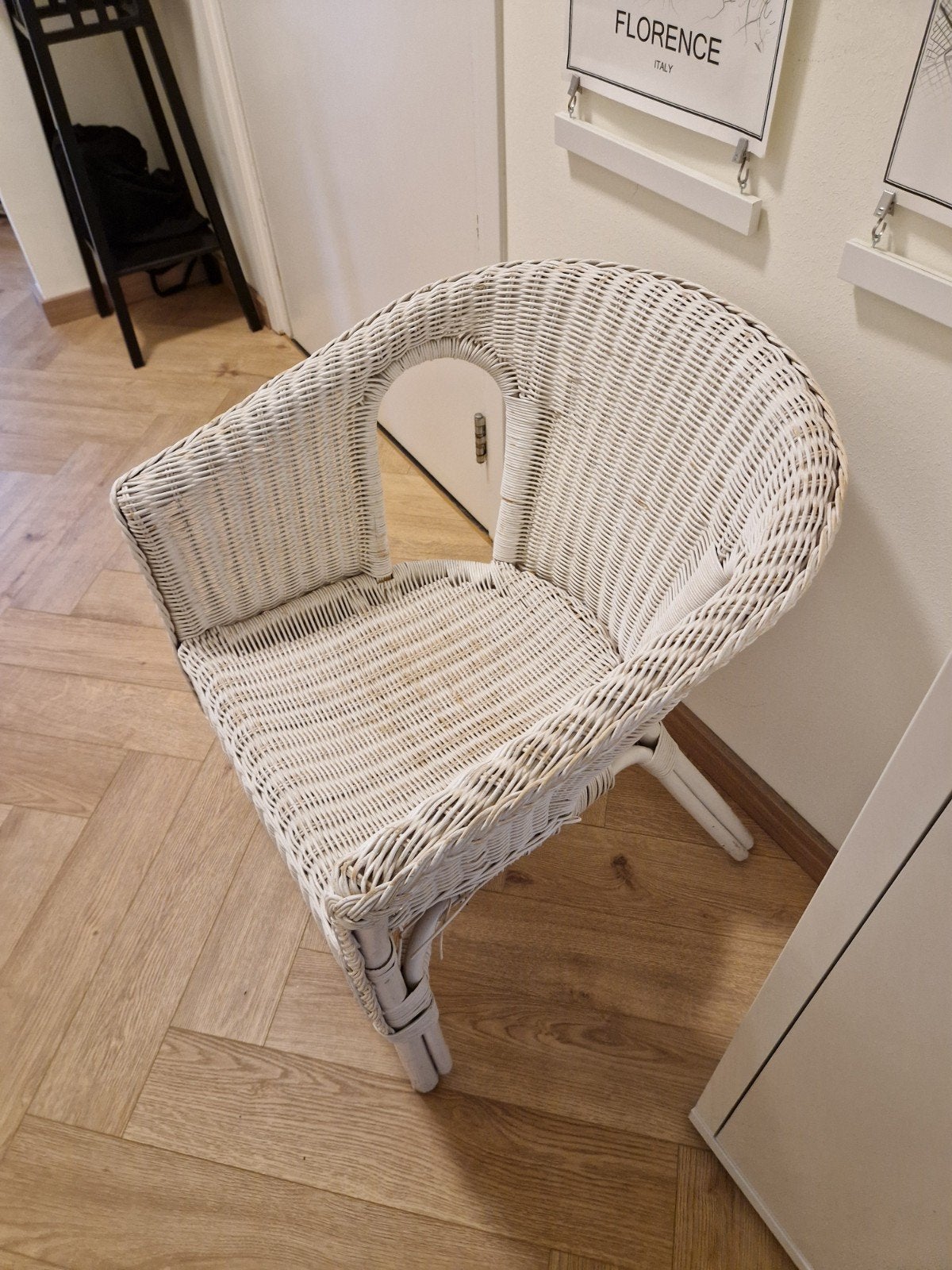 Witte rotan stoel - Gebruikt, Huis en Inrichting, Stoelen, Ophalen, Gebruikt, Wit, Riet of Rotan