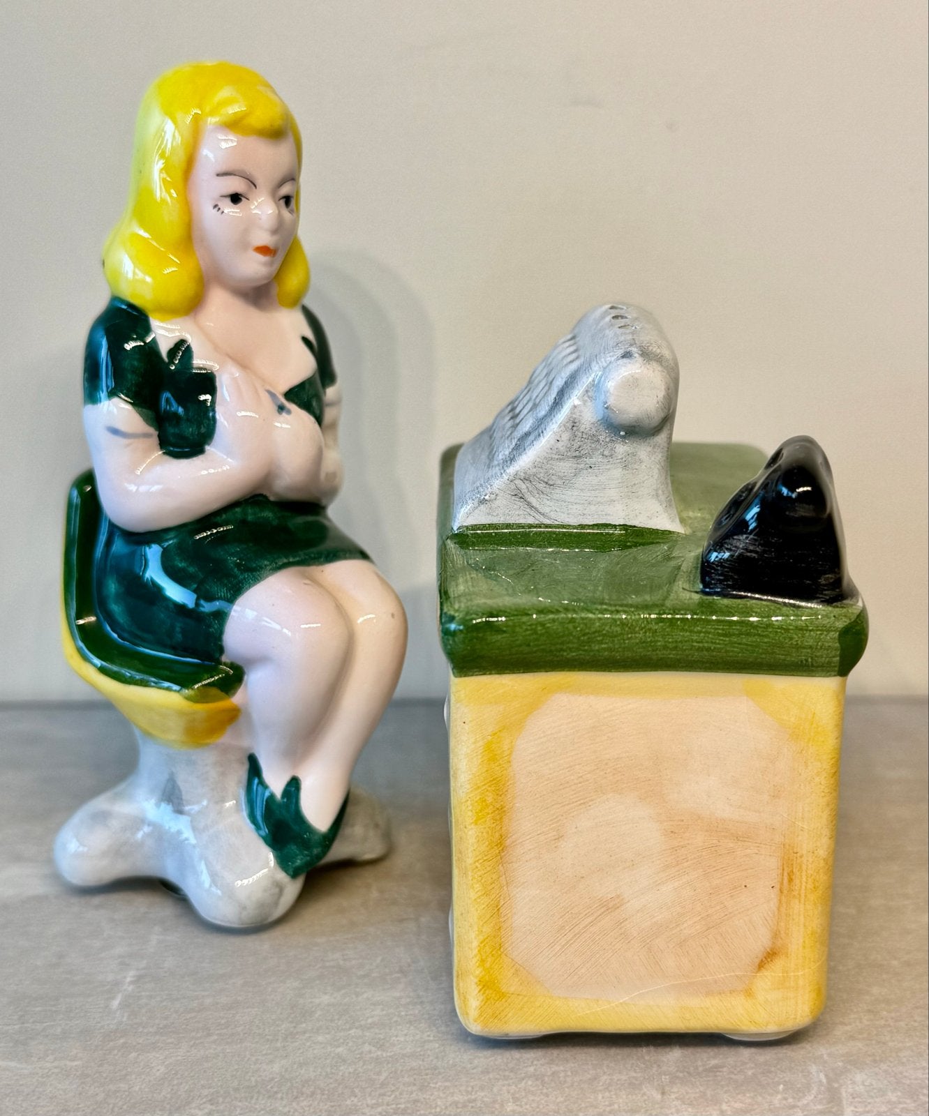 Vintage Zout- en Peperstel: Dame aan Bureau, Ophalen of Verzenden