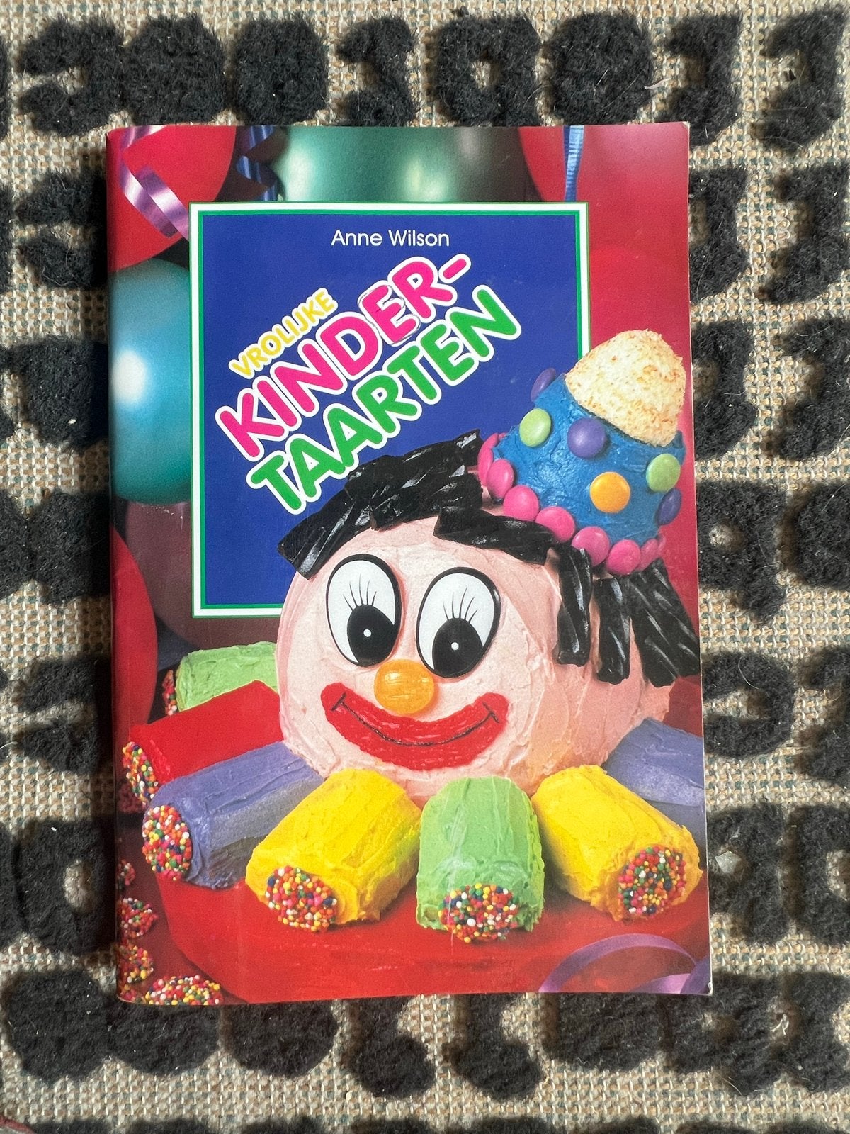 Vrolijke Kindertaarten - Bakboek voor Feestelijke Traktaties, Ophalen of Verzenden, Zo goed als nieuw, Overige gebieden, Taart, Gebak en Desserts