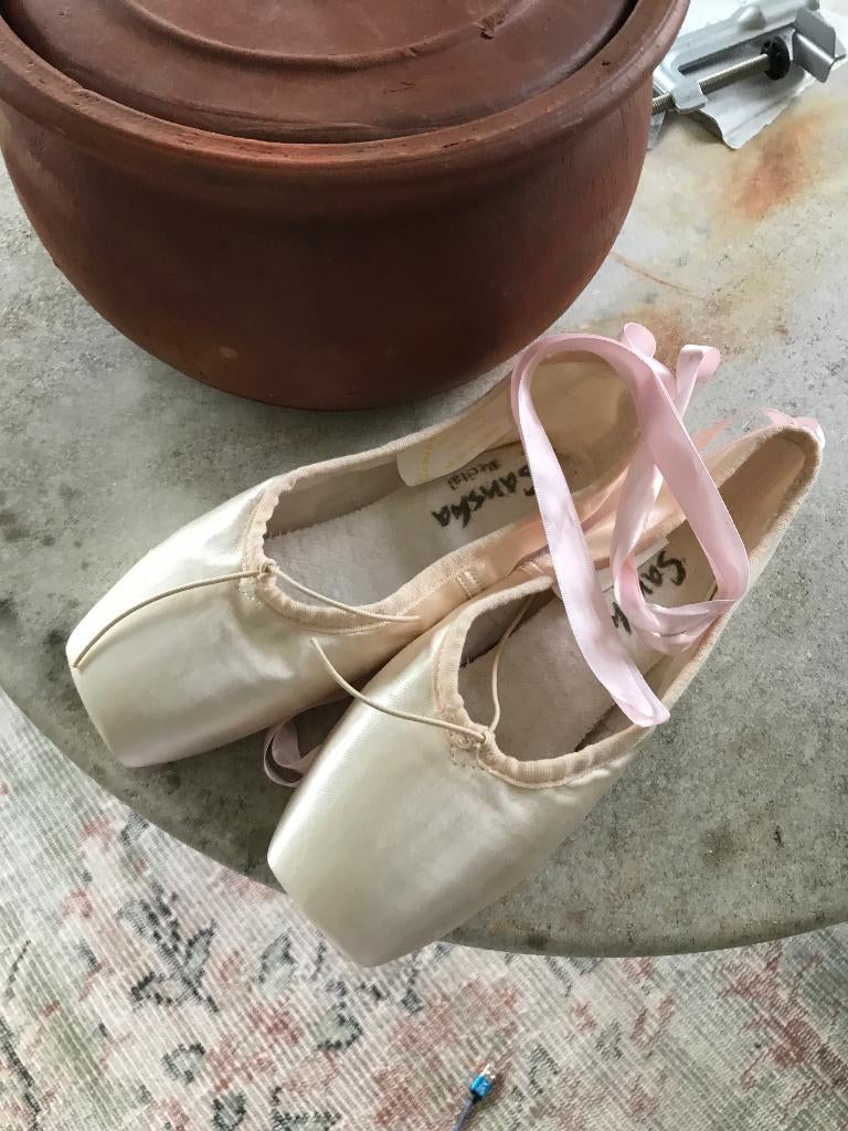 satijnen ballet spitzen, Ophalen