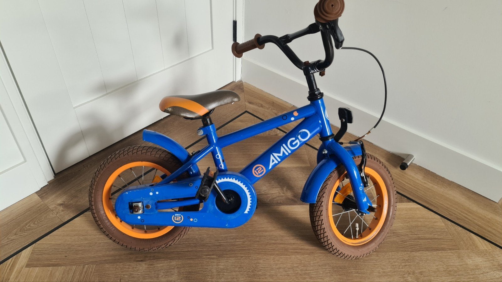 Amigo 12 inch kinderfiets + zijwieltjes fiets blauw oranje, Ophalen, Terugtraprem, Zijwieltjes, Gebruikt
