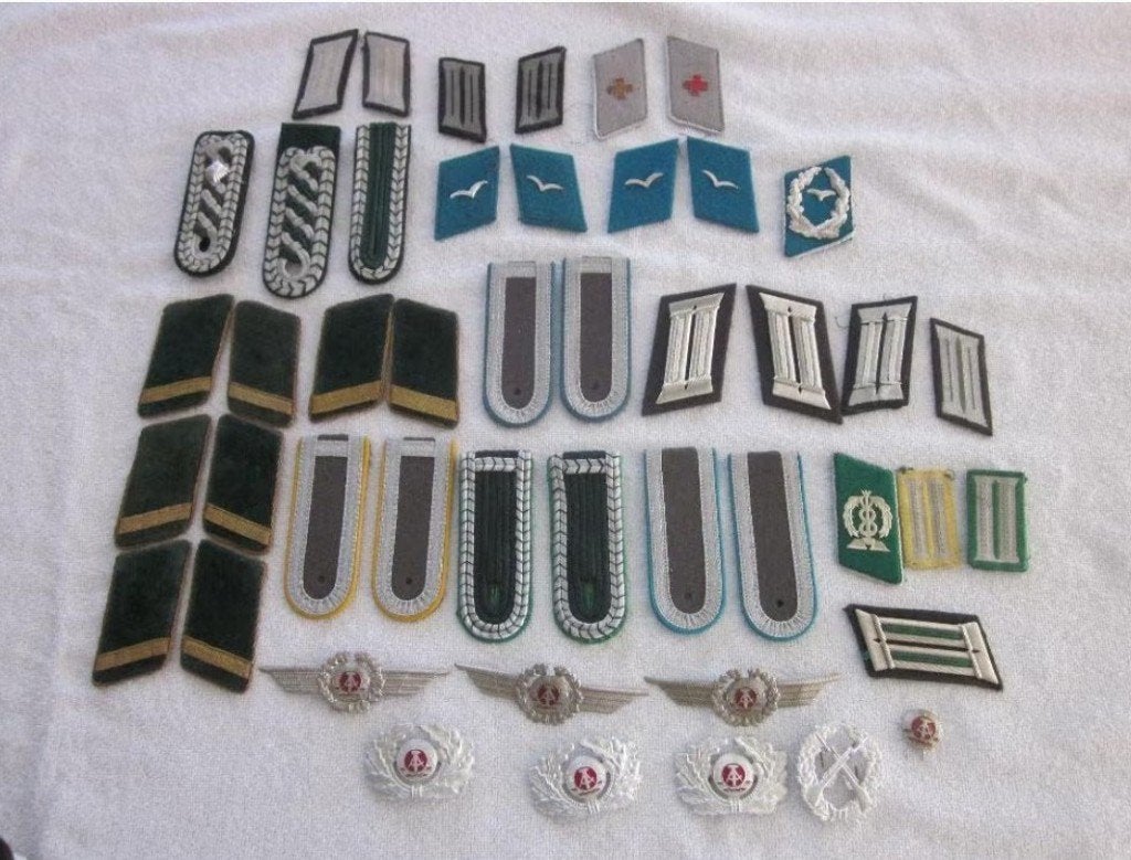 46 Items DDR Nationale Volksarmee (NVA) en Volkspolizei., Ophalen of Verzenden, Landmacht, Duitsland, Embleem of Badge
