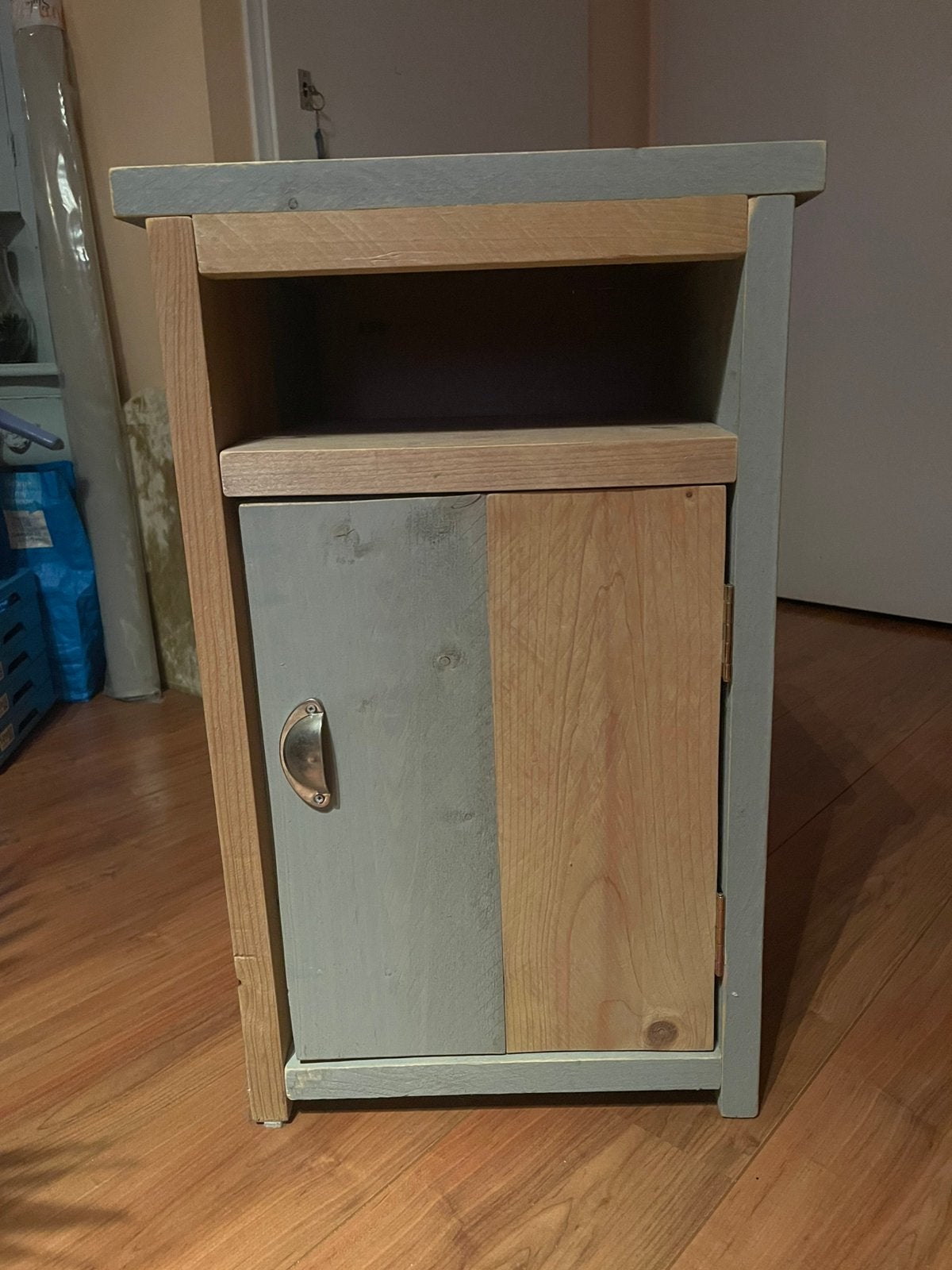 Uniek Nachtkastje/Bijzettafel van steigerhout, Huis en Inrichting, Slaapkamer | Nachtkastjes, Ophalen, Gebruikt, Minder dan 45 cm