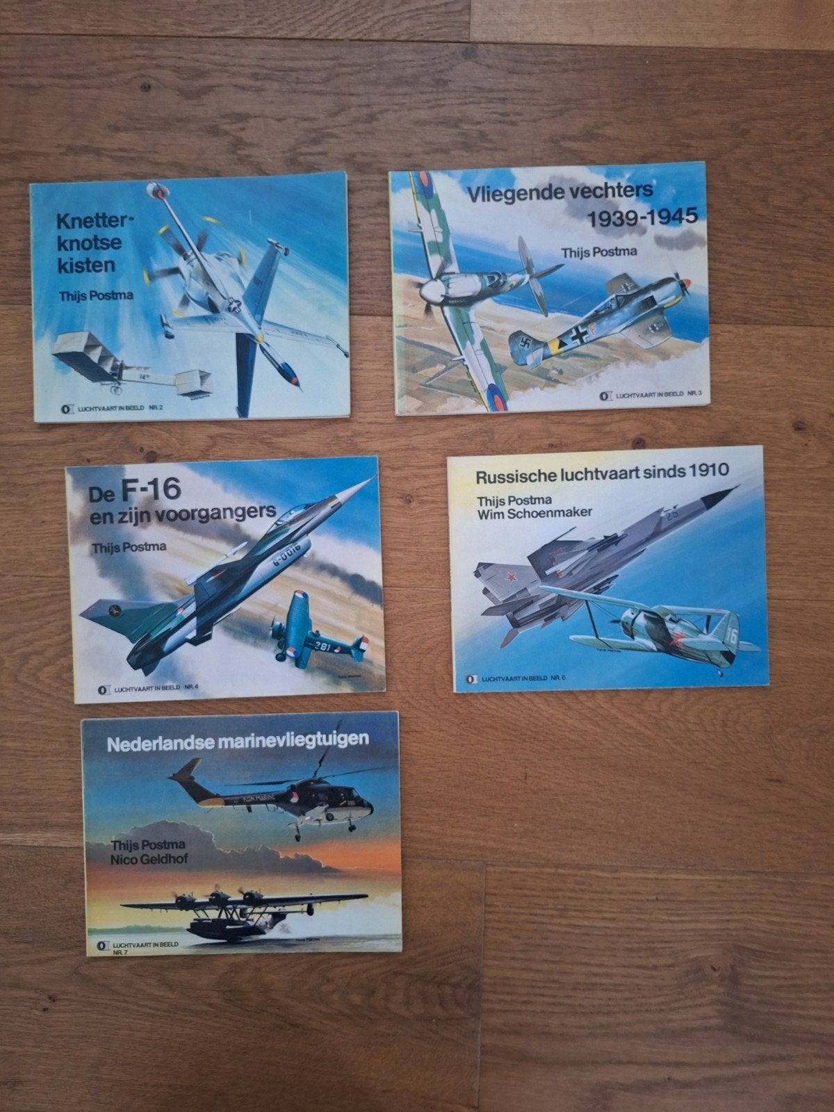 5 vliegtuig boeken van Thijs Postma, en 3 ansichtkaarten, Ophalen of Verzenden, Boek of Tijdschrift