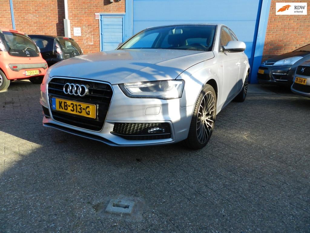 Audi A4 Limousine 1.8 TFSI Pro Line met maar 76611 kilometer, Euro 5, Stof, Zwart, 4 cilinders