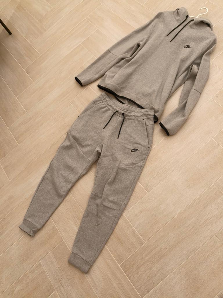 Nike Tech Fleece Trainingspak Jogger Hoodie Maat M, Kleding | Heren, Sportkleding, Ophalen of Verzenden, Zo goed als nieuw, Grijs