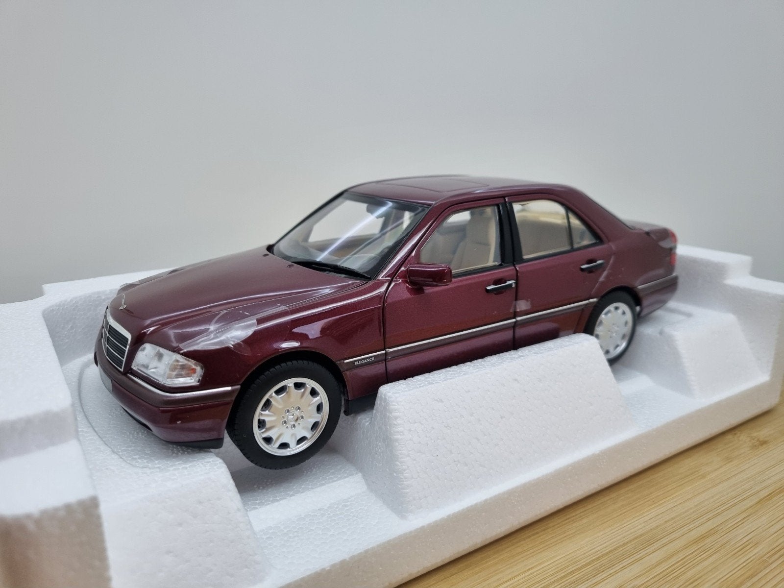 Norev Mercedes C-Klasse W202 Donkerrood 1:18 Limited Edition, Hobby en Vrije tijd, Auto, Nieuw, Norev, Ophalen of Verzenden