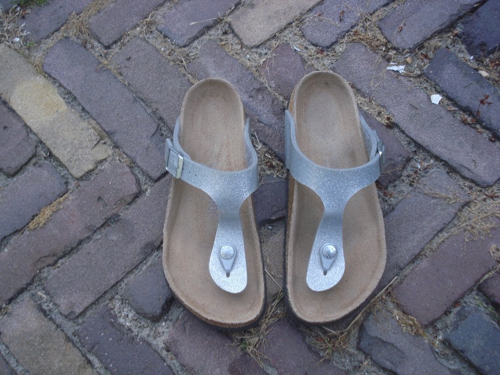 BIRKENSTOCK GIZEH ZILVER 36 NU GRATIS VERZENDING PER POST, Kleding | Dames, Schoenen, Slippers, Overige kleuren, Verzenden, Nieuw
